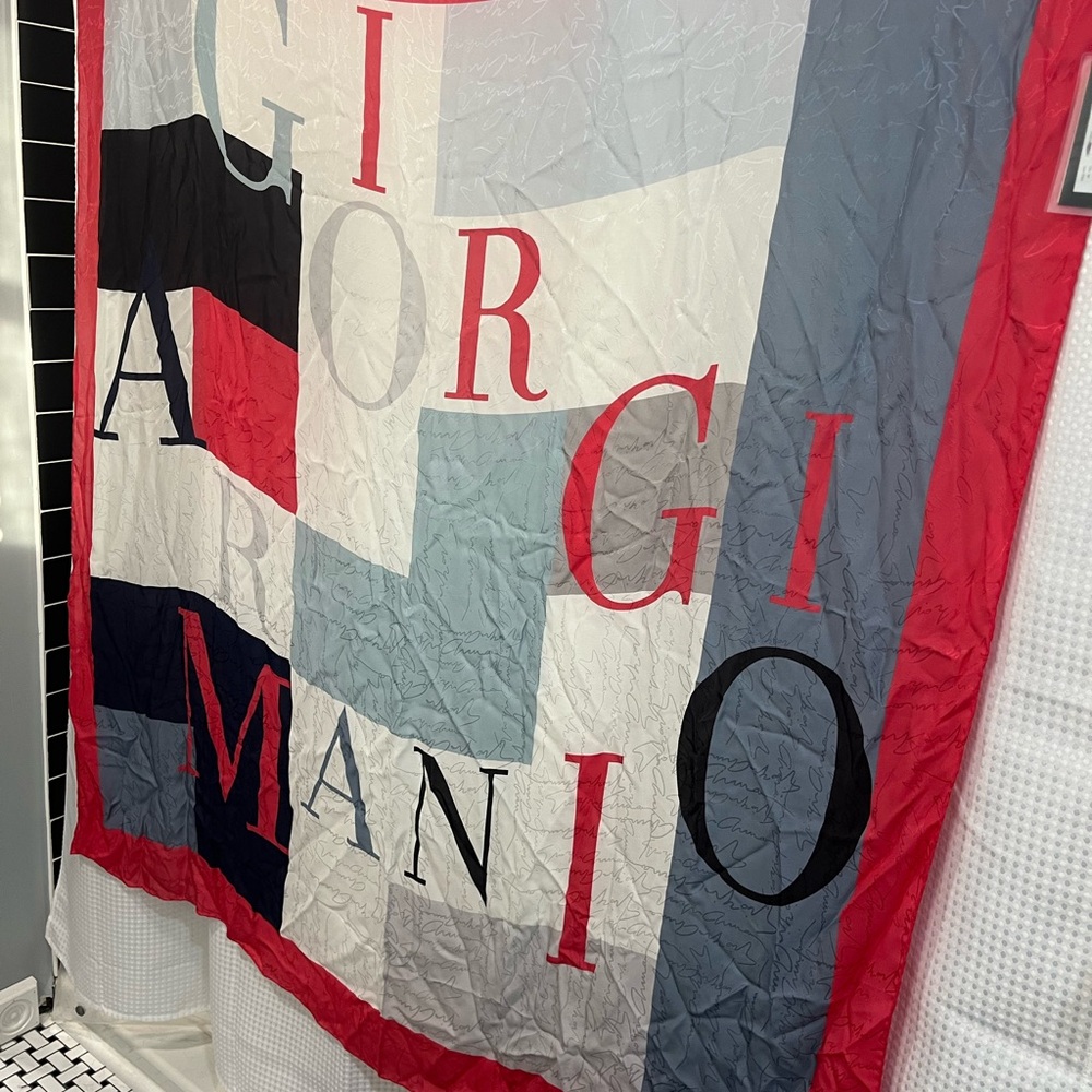A multicolor brand new, never worn Giorgio Armani scarf - Picture 3 of 7